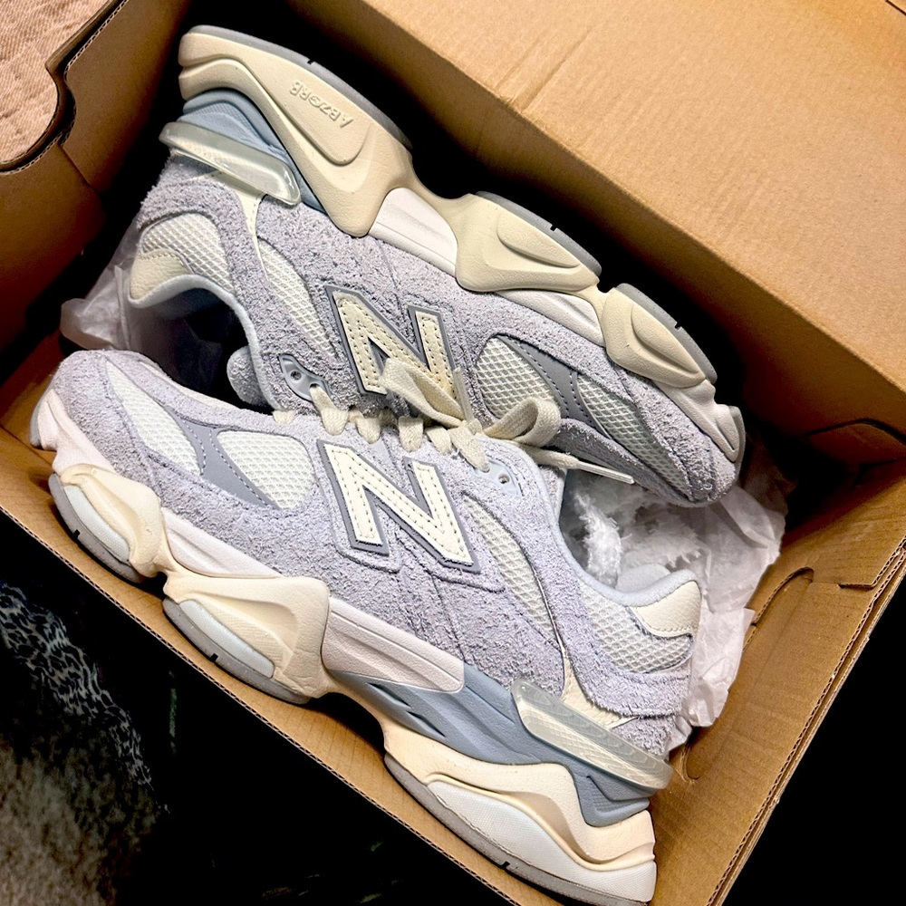 New Balance 9060. (Silver/Grey)
